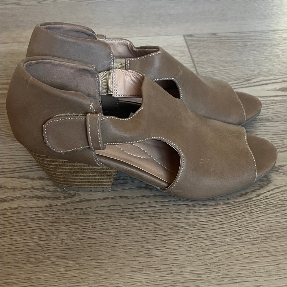 Laura Scott Tan Women's Wedge Shoes